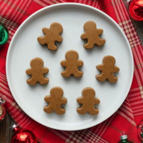 These Gingerbread Gummies are a healthy and tasty holiday treat! Recipe by Ashley of MyHeartBeets.com